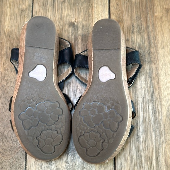 Born Concept BOC Black Floral Wedge T-Strap Ankle Strap Velcro Sandal / Size 13 - Picture 8 of 8